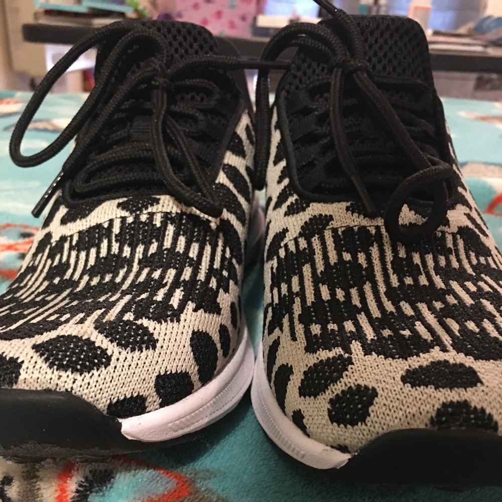 Women’s tennis shoes